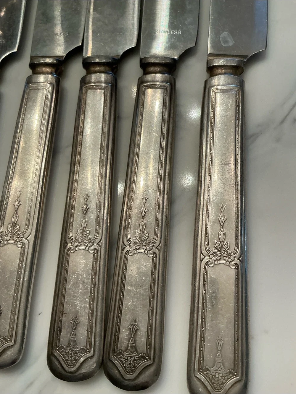 1847 Rogers BrosSet of 5 Ornate Silver Dining Knives - Decorative Silver Finish